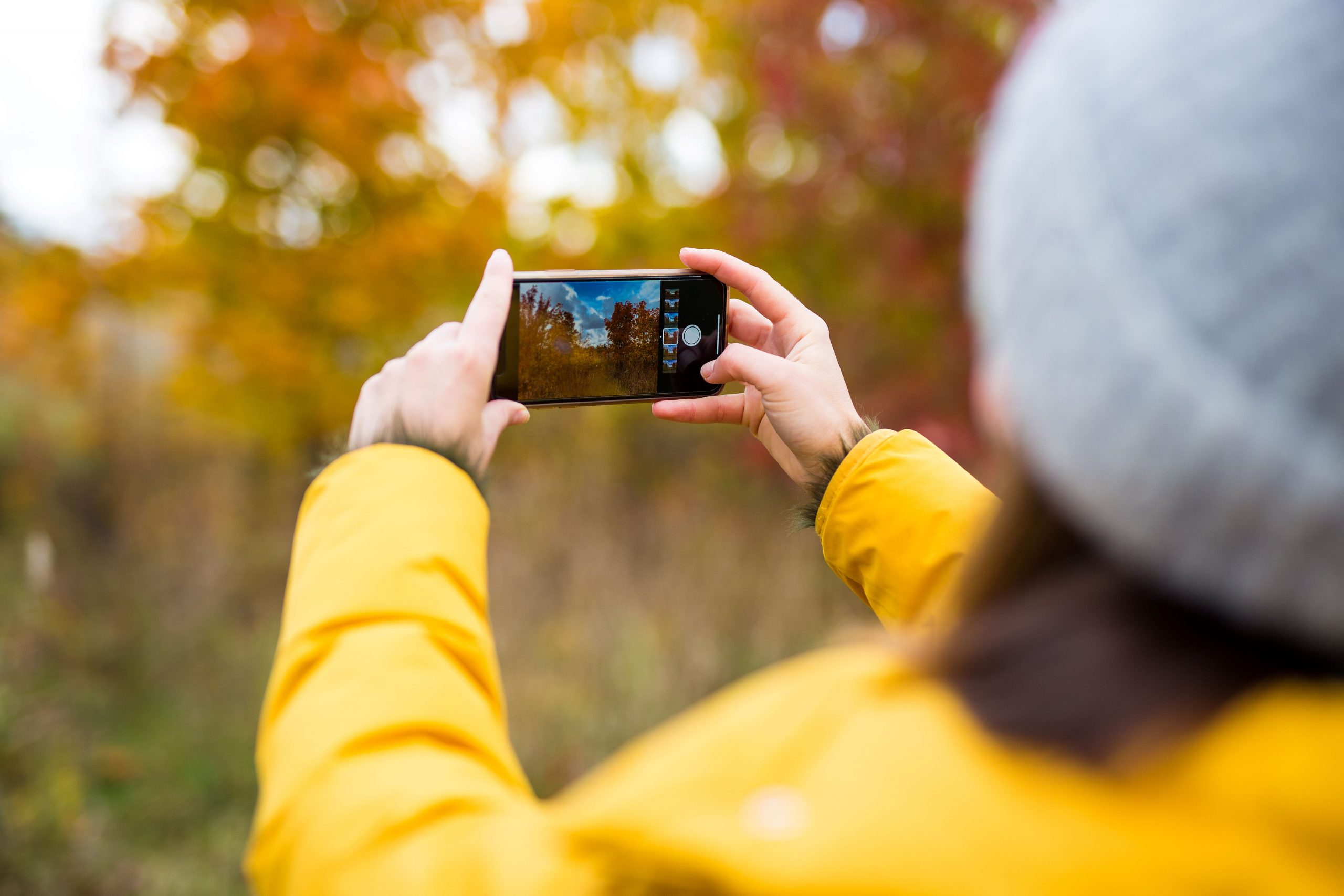 leaf peeping women camera fall hikes tips
